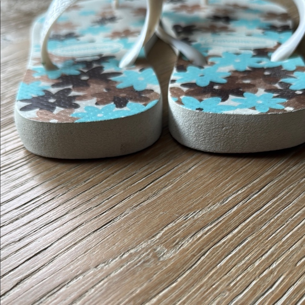 Havaianas White and Blue Floral Flip Flops - Picture 4 of 4